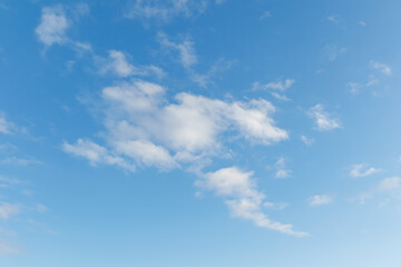 Obraz premium Blue sky with soft white scattered clouds