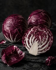Fototapeta premium Radicchio rouge en nature morte dramatique sur fond sombre