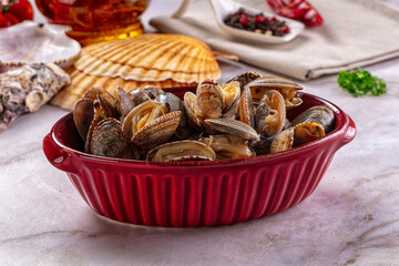 Steamed vongole clams with spices © Andrei Starostin