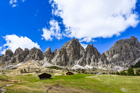 Gr&ouml;dner Joch, Dolomiten, Grosse Cirspitze, Kleine Cirspitze, Naturpark, Passh&ouml;he, Bergbahn, Val Gardena, Bergstrasse, Gr&ouml;den, Bergwiesen, Alm, S&uuml;dtirol, Fr&uuml;hling, Sommer, Italien