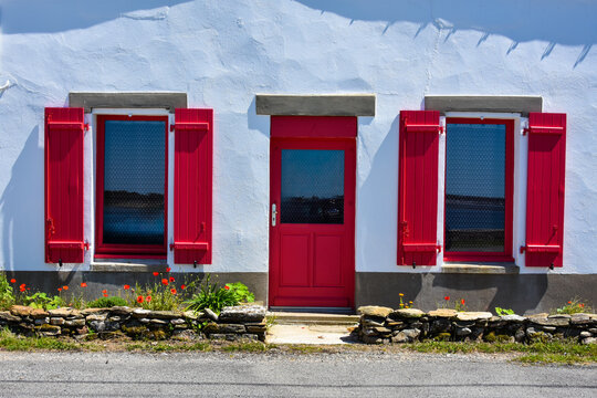fa&ccedil;ade maison de p&ecirc;cheur, volets rouges, Bretagne.