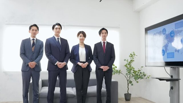 オフィスに並んで立つビジネスパーソンのグループ