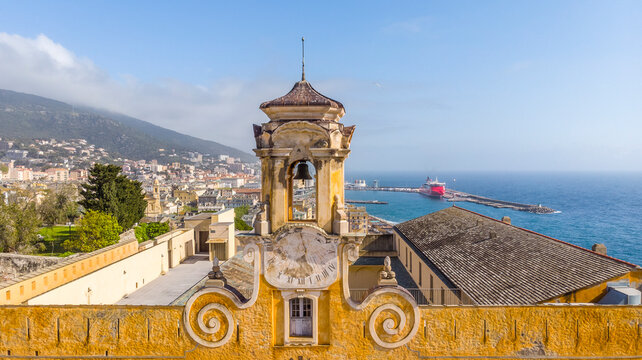 Vue en drone sur le clocher du palais des Gouverneurs avec en arri&egrave;re plan, la ville et le port de Bastia.