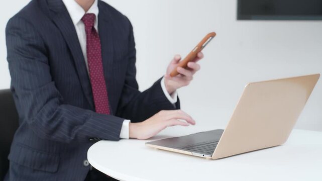 スマホ、ノートパソコン、DX、ビジネス、顔認証、2段階認証、2FA、ネットバンキング、決済、スマートフォン、アプリ、SNS、ソーシャルメディア、ビジネスマン、ビジネスパーソン、スーツ、仕事、会社員、サラリーマン、日本人、男性、オフィス、職場、eコマース、デジタル、データ、モバイル、トランスフォーメーション、AI、動画、ニュース、メール、検索、メッセージ、口コミ、キャンペーン、インターネット、オンラ