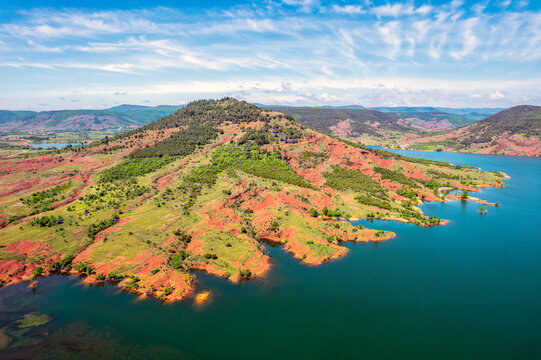 Vue a&eacute;rienne sur le lac du Salagou et ses montagnes color&eacute;es