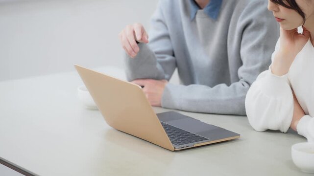 カップル、会話、話す、口論、夫婦、喧嘩、怒る、イライラ、ノートパソコン、PC、インターネット、オンライン、web、ニュース、陰謀論、フェイクニュース、詐欺、相談、AI、議論、コミュニケーション、家族、ファミリー、家庭、リビング、カフェ、室内、部屋、若い、手元、顔なし、日本人、女性、男性、カジュアル、説明、ライフスタイル、教える、家計、貯蓄、貯金、投資、資産運用、ライフプラン、ビジネス、人物、動画、
