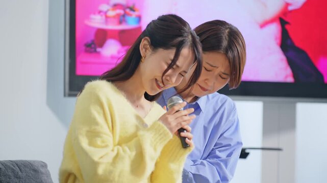 カラオケボックスで歌いながら泣く女性グループ