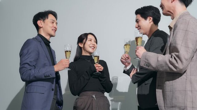 パーティーに参加する男女グループ