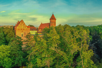 Zamek w Olsztynie w promieniach zachodzącego słońca. © Janusz Lipiński