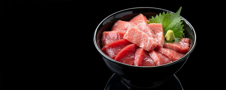 黒背景に映える豪華なマグロ丼 新鮮な海鮮料理