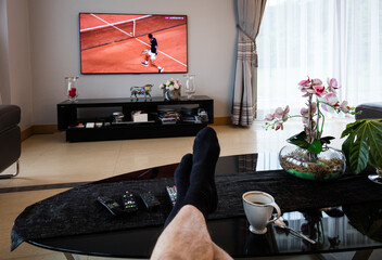 Kibic tenisa oglądający mecz w telewizji