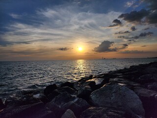 Obraz premium sunset over the sea at night