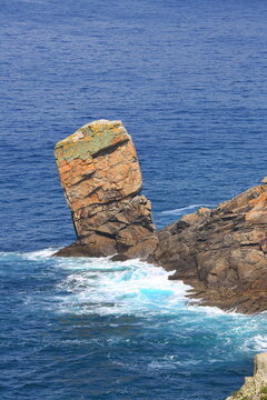 Ein spektakul&auml;rer, freistehender Monolith trotzt direkt an der felsigen Steilk&uuml;ste der Brandung und den intensiven Blaut&ouml;nen des wilden Meeres.