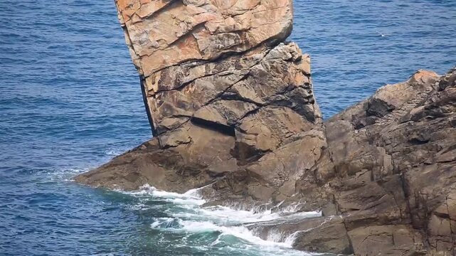 Ein spektakul&auml;rer, freistehender Monolith trotzt direkt an der felsigen Steilk&uuml;ste der Brandung und den intensiven Blaut&ouml;nen des wilden Meeres.