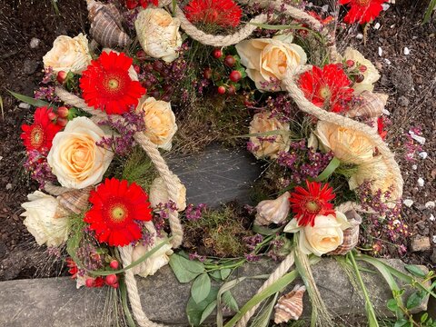 Trauerkrank im Motto Liebe zum Meer mit Seil und Muschel nach Beerdigung auf dem Friedhof