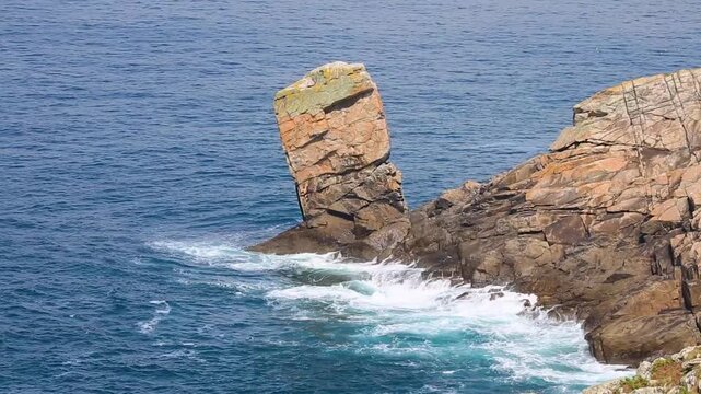 Ein spektakul&auml;rer, freistehender Monolith trotzt direkt an der felsigen Steilk&uuml;ste der Brandung und den intensiven Blaut&ouml;nen des wilden Meeres.