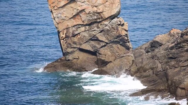 Ein spektakul&auml;rer, freistehender Monolith trotzt direkt an der felsigen Steilk&uuml;ste der Brandung und den intensiven Blaut&ouml;nen des wilden Meeres.