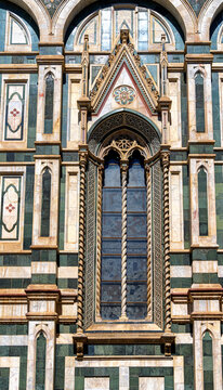 Detailfoto vom  ber&uuml;hmten Dom von Santa Maria del Fiore  mit Kuppel und Marmorfassade, Florenz, Italien