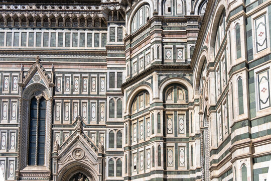 Detailfoto vom  ber&uuml;hmten Dom von Santa Maria del Fiore  mit Kuppel und Marmorfassade, Florenz, Italien