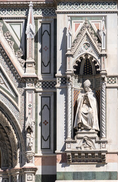 Detailfoto vom  ber&uuml;hmten Dom von Santa Maria del Fiore  mit Kuppel und Marmorfassade, Florenz, Italien