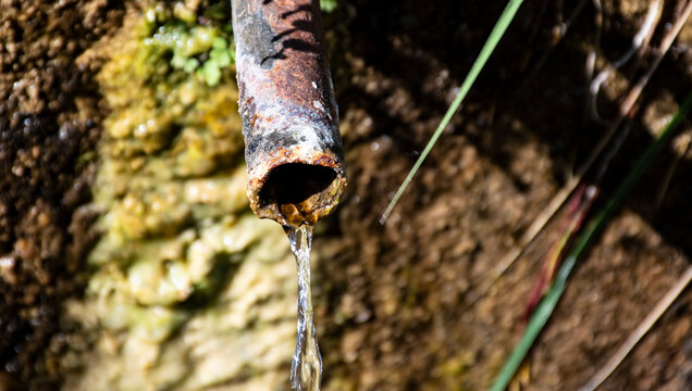 Manantial fuente natural que brota de las rocas  venero, naciente o surgencia es un punto de salida natural de agua subterr&aacute;nea que fluye hacia la parte superior de la corteza terrestre.