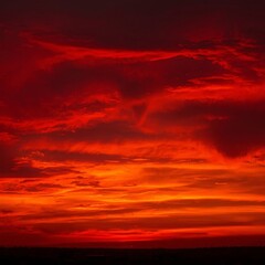 Fototapeta premium There is a plane that is flying in the sky at sunset
