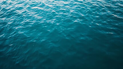 Obraz premium Aerial view of calm ocean water with green shoreline