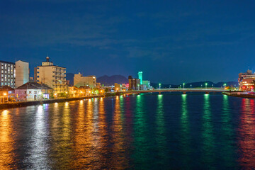 Fototapeta premium 夜の島根県松江市の松江新大橋方面の眺望(東本町,松江新大橋,大橋川など)