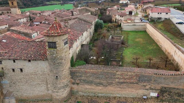 Vista a&eacute;rea del Portal de las Monjas y la torre medieval de Mirambel. Maestrazgo, Teruel, Arag&oacute;n, Espa&ntilde;a