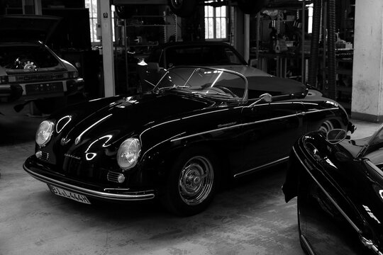 Front mit Scheinwerfer des Porsche 356 Speedster der F&uuml;nfzigerjahre in Schwarz am 31.05.2026 beim Oldtimertreffen im Lenkwerk in Bielefeld in Ostwestfalen-Lippe in neorealistischem Schwarzwei&szlig;