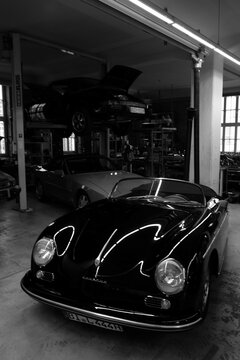Front mit Scheinwerfer des Porsche 356 Speedster der F&uuml;nfzigerjahre in Schwarz am 31.05.2026 beim Oldtimertreffen im Lenkwerk in Bielefeld in Ostwestfalen-Lippe in neorealistischem Schwarzwei&szlig;
