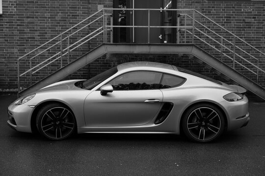 Porsche 718 Cayman Sportwagen und Coup&eacute; in Silber Metallic vor alter Architektur am 13105.2026 beim Oldtimertreffen im Lenkwerk in Bielefeld im Teutoburger Wald in Ostwestfalen-Lippe in Schwarzwei&szlig;