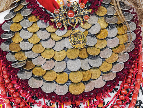 Traditional ornament of Ukrainian women is a dukach or ducat, yahnus