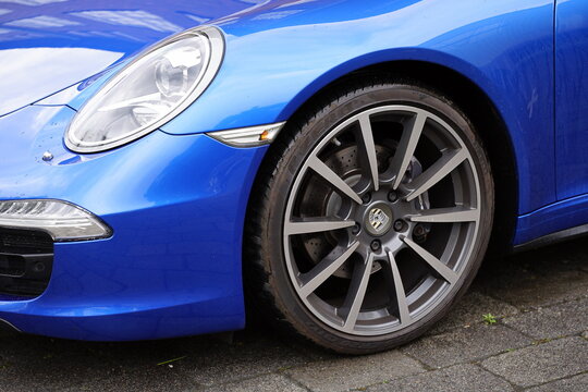 Leichtmetallfelge des Porsche 911 Targa oder Porsche 991 Sechszylinder Sportwagen in Blau Metallic am 31.05.2026 beim Porsche Day im Lenkwerk in Bielefeld in Ostwestfalen-Lippe
