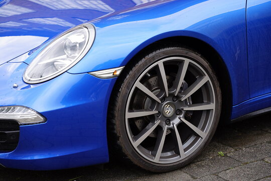Leichtmetallfelge des Porsche 911 Targa oder Porsche 991 Sechszylinder Sportwagen in Blau Metallic am 31.05.2026 beim Porsche Day im Lenkwerk in Bielefeld in Ostwestfalen-Lippe