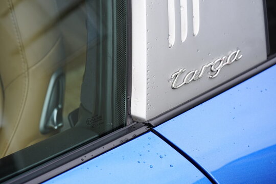 &Uuml;berrollb&uuml;gel des Porsche 911 Targa oder Porsche 991 Sechszylinder Sportwagen in Blau Metallic am 31.05.2026 beim Porsche Day im Lenkwerk in Bielefeld in Ostwestfalen-Lippe in klassischem Schwarzwei&szlig;