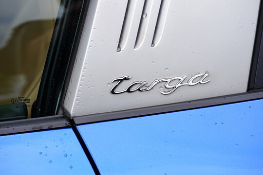 &Uuml;berrollb&uuml;gel des Porsche 911 Targa oder Porsche 991 Sechszylinder Sportwagen in Blau Metallic am 31.05.2026 beim Porsche Day im Lenkwerk in Bielefeld in Ostwestfalen-Lippe
