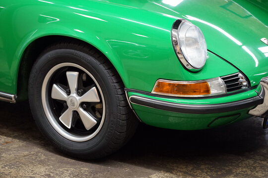 Porsche 911 Targa F-Modell Sportwagen der Sechzigerjahre und Siebzigerjahre in Gr&uuml;n am 31.05.2026 beim Oldtimertreffen im Lenkwerk in Bielefeld im Teutoburger Wald in Ostwestfalen-Lippe