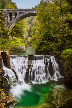 Cascade &Scaron;um et pont ferroviaire dans les gorges de Vintgar
