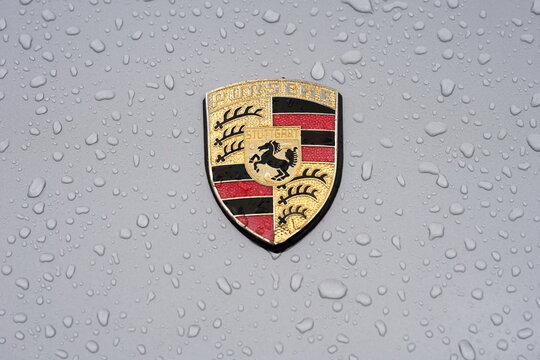 Porsche Logo an der Front des Porsche 912 F-Modell Vierzylinder Sportwagen und Coup&eacute; der Sechzigerjahre am 31.05.2026 beim Oldtimertreffen Porsche Day im Lenkwerk in Bielefeld in Ostwestfalen-Lippe