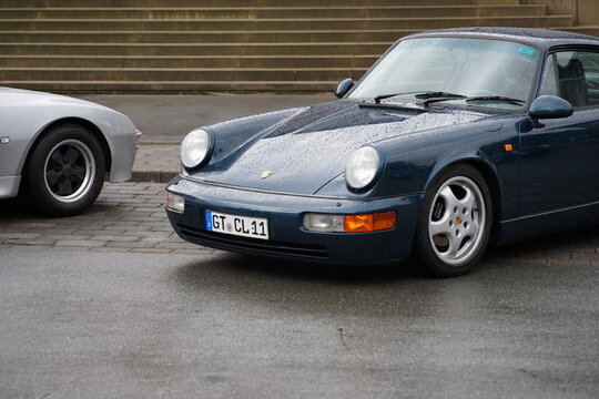 Porsche 911 Carrera und Porsche 944 Sportwagen der Achtzigerjahre und Neunzigerjahre am 31.05.2026 beim Oldtimertreffen im Lenkwerk in Bielefeld im Teutoburger Wald in Ostwestfalen