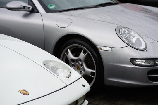 Porsche 911 Carrera Sportwagen und Coup&eacute; oder Porsche 997 und Porsche 928 am 31.05.2025 beim Porschetreffen im Lenkwerk in Bielefeld im Teutoburger Wald in Ostwestfalen-Lippe	