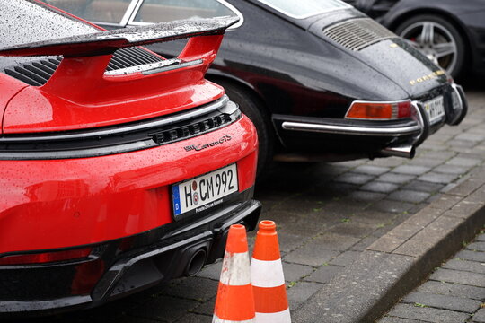 Heckspoiler eines deutschen Porsche 911 Carrera GTS Sechszylinder Sportwagen und Coup&eacute; in Rot am 31.05.2026 beim Oldtimertreffen Porsche Day im Lenkwerk in Bielefeld in Ostwestfalen-Lippe