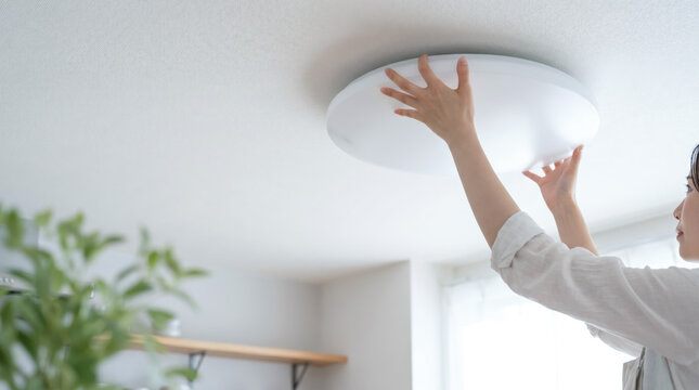 シーリングライトの取り付け LED電球や蛍光灯を交換をする女性