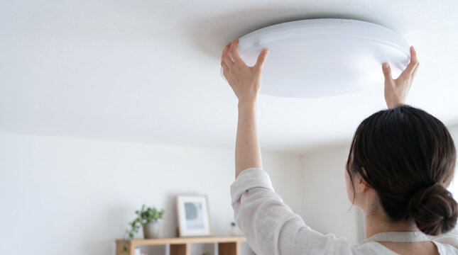 シーリングライトの取り付け LED電球や蛍光灯を交換をする女性