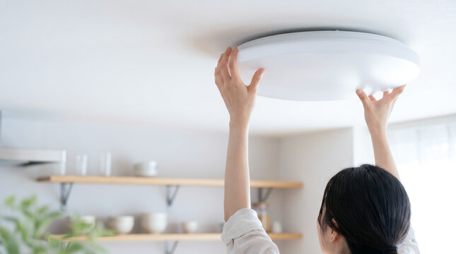 シーリングライトの取り付け LED電球や蛍光灯を交換をする女性