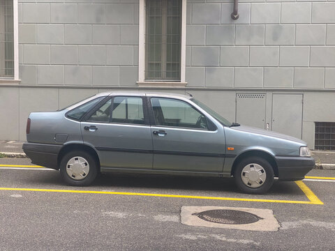 Fiat Tempra sedan parked on street, side profile of vintage Italian compact executive car, 1990s vehicle
