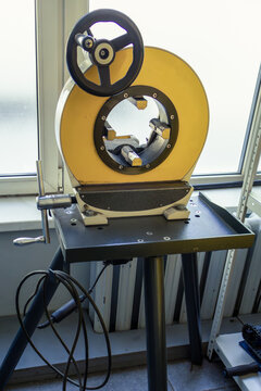 Pipe cutting machine with self-centering clamps and manual feed mechanism