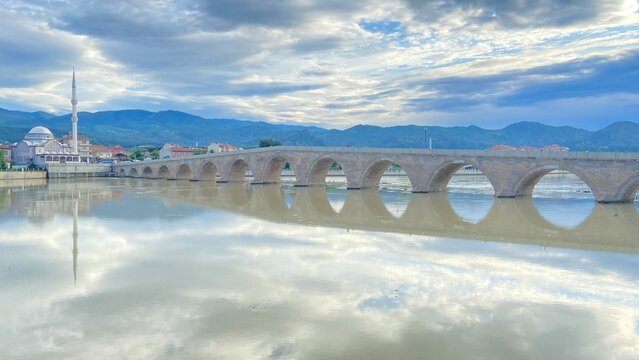 Panoramic view from Osmancık Castle overlooking the historic Koyunbaba Bridge, the winding Kızılırmak River, and the town of Osmancık in &Ccedil;orum, T&uuml;rkiye. This breathtaking landscape combines centuries 