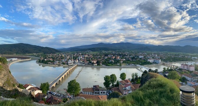 Panoramic view from Osmancık Castle overlooking the historic Koyunbaba Bridge, the winding Kızılırmak River, and the town of Osmancık in &Ccedil;orum, T&uuml;rkiye. This breathtaking landscape combines centuries 